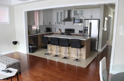 Markham House | Serene & Modern ~ 10min to Downtown ~ Yard ~ Pkg!