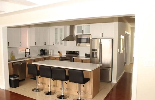 Markham House | Serene & Modern ~ 10min to Downtown ~ Yard ~ Pkg!