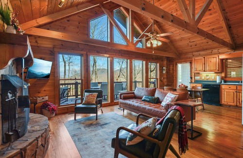 Walnut Mountain Cabin | Serene Mountain View Retreat. Pool, Firepit & Hot tub, Fireplace Dogs Welcome!