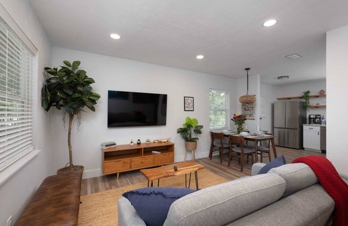 University Heights House | Serene Place Complex - Walk to UF - Free Parking