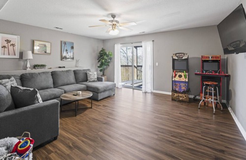 Lawrence House | Serene Retreat near Clinton Lake/New furniture!