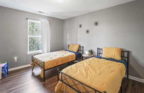 Lawrence House | Serene Retreat near Clinton Lake/New furniture!