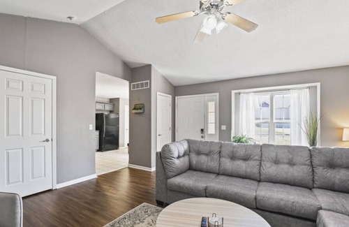 Lawrence House | Serene Retreat near Clinton Lake/New furniture!