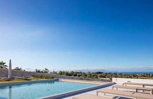 Chania Villa | Serene Retreat with Maid Service, 140 m2 pool, Hot tub, Sauna & Gym: by etouri