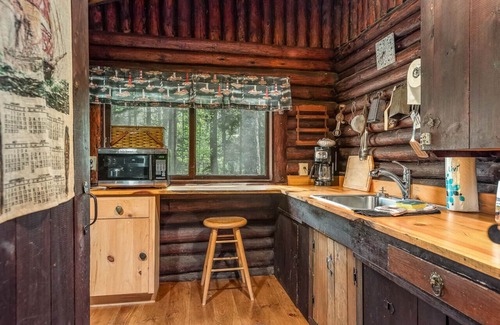 Boothbay Harbor Cabin | Serene Rustic Cabin in the Heart of Sprucewold, close to town
