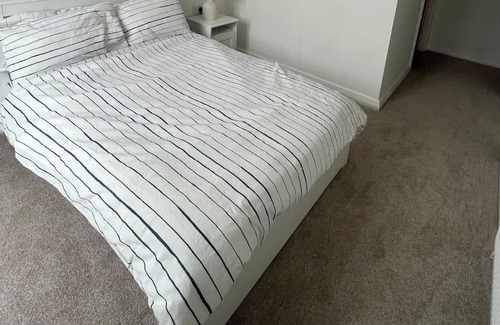 Tower Hamlets Apartment | Serene & Stylish 2BD Flat by the Canal - Poplar