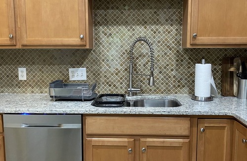 Newark House | Serene Townhome minutes away from Christiana Mall, DE Race Park and Univ. of DE