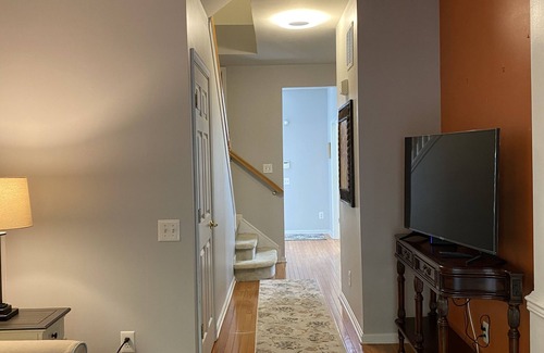 Newark House | Serene Townhome minutes away from Christiana Mall, DE Race Park and Univ. of DE