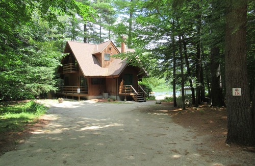 Eidelweiss Village House | Serene Waterfront Getaway - A quiet contemporary chalet with large private beach