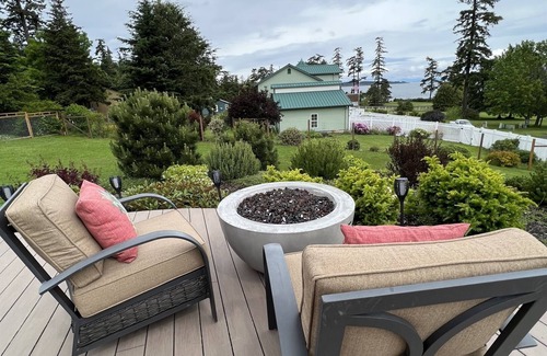Eastsound House | Serene Waterview Retreat/Hot Tub/Private Beach &Tennis Court/Pet-Friendly