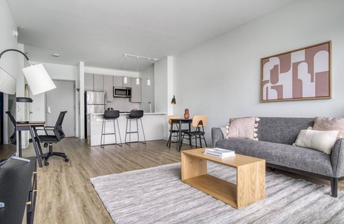 West Loop Apartment | Serene West Loop 1BR w/Gym & Pool in heart of Greektown, by Blueground