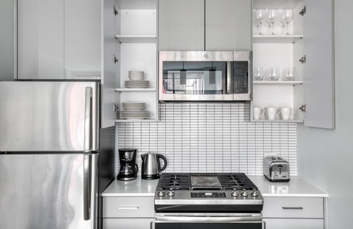 West Loop Apartment | Serene West Loop 1BR w/Gym & Pool in heart of Greektown, by Blueground