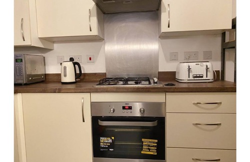 Coventry House | Serenity by the Canal House near City Centre with 2 Parking (Sleeps 5)