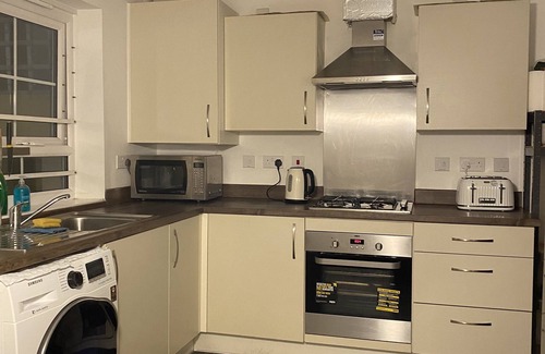 Coventry House | Serenity by the Canal House near City Centre with 2 Parking (Sleeps 5)