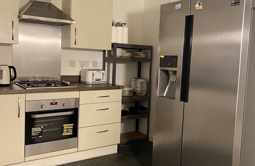 Coventry House | Serenity by the Canal House near City Centre with 2 Parking (Sleeps 5)