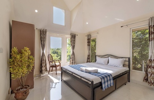 Paud Villa | Serenity Chalet - A Lakeview Home