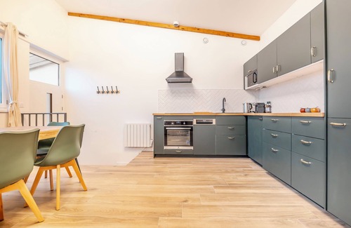 Monmousseau-Verollot Condo | Serenity House - metro line 7 + parking lot