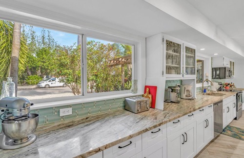 Marathon House | Serenity - Large, Luxurious, Open Water View