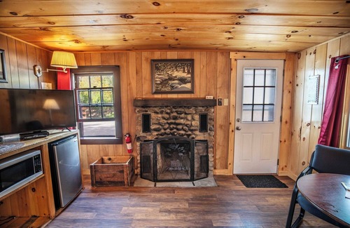 Lincoln Cabin | Serenity Peaks: Discover Cathedral Ledge at the Pemi Cabins!