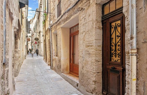 Pezenas Apartment | Serinity - 17th century, designer apartment