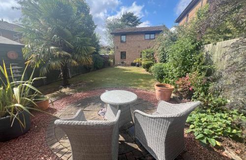 Milton Keynes House | Serviced 2-Bed Home in MK, Walk to Train, City Shopping, Santander & Network Rail HQ, Parking & WiFi Included Webbhill Stays