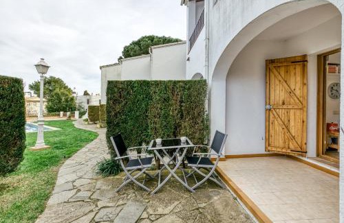 L'Escala House | Set Cases