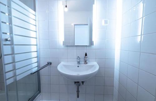 Seth Apartment | Seth C - Monteursunterkunft - Einzelbetten - gute Anbindung - Bettwäsche