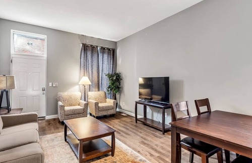 Soulard Apartment | Settle into Soulard! 4 Beds 2 Full baths! (717)
