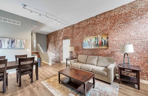 Soulard Apartment | Settle into Soulard! 4 Beds 2 Full baths! (717)