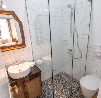 Pogradec Bed & Breakfast | Seven cafe & hotel
