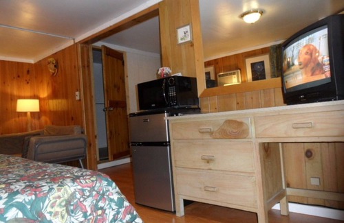 Lake George Hotel | Seven Dwarfs Motel and Cabins