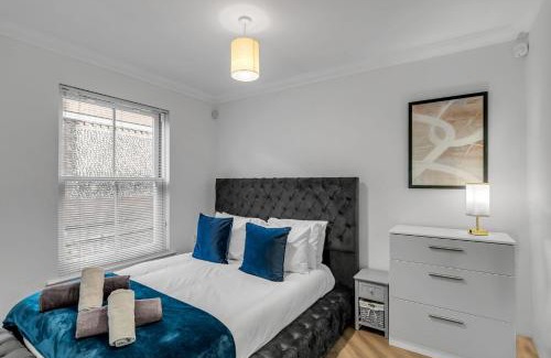Norwich House | Seven Space Central Town House with Parking