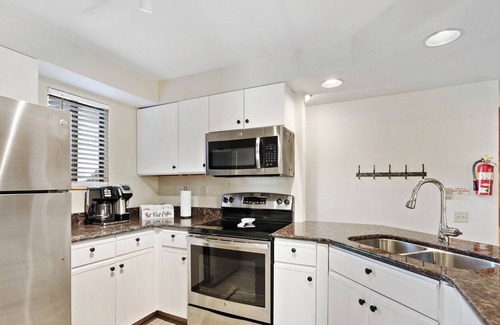 Seven Springs Condo | Seven Springs- Pool/Pickleball/Hiking Ultimate Summer Getaway