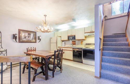 Seven Springs Apartment | Seven Springs Resort 1BR condo, shuttle to slopes! condo