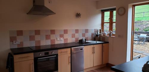 Llandrindod Wells House | Seven Stars- hot tub & garden with fabulous views.