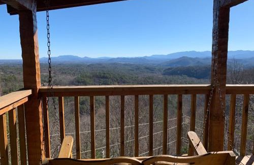 Gatlinburg - Pigeon Forge House | Sevierville Cabin with Private Hot Tub and Fireplace!