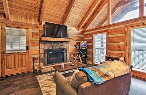 Gatlinburg - Pigeon Forge House | Sevierville Cabin with Private Hot Tub and Fireplace!