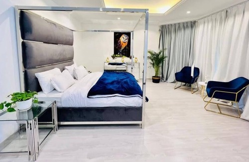 Palm Jumeirah Villa | Sezavi villa. Frond D. High number