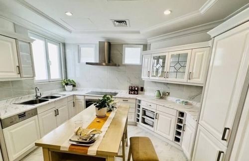 Palm Jumeirah Villa | Sezavi villa. Frond D. High number