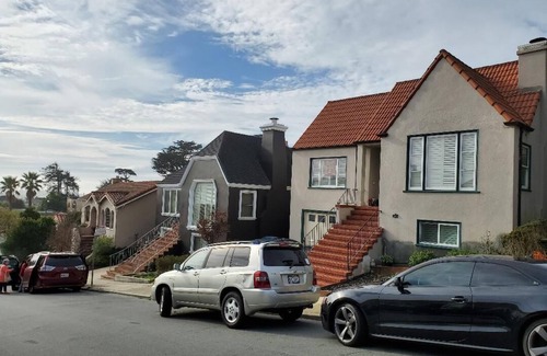 Mount Davidson Manor Apartment | SF Central Near SF State and Muni line to all attractions large 2+ bedroom