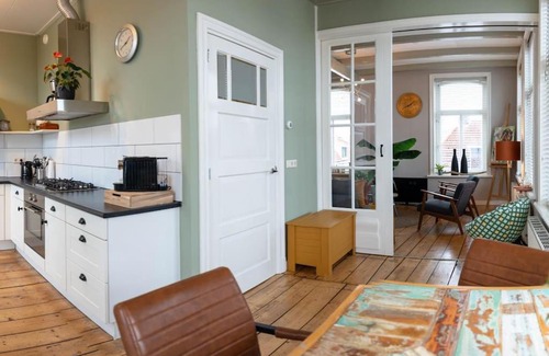 Eenrum Apartment | Sfeervol verblijf in oude gemeentehuis Eenrum.