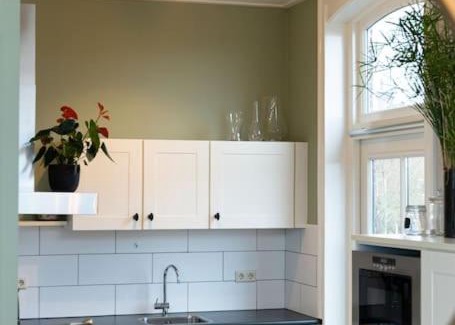 Eenrum Apartment | Sfeervol verblijf in oude gemeentehuis Eenrum.