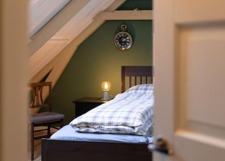 Eenrum Apartment | Sfeervol verblijf in oude gemeentehuis Eenrum.