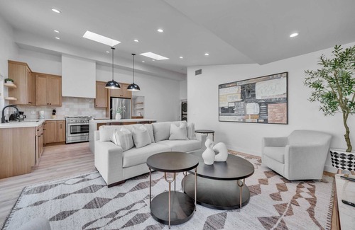 Van Nuys House | SFV Family Value! Garage Access｜Sprawling Yard｜Month-to-Month｜Pet Haven #42315