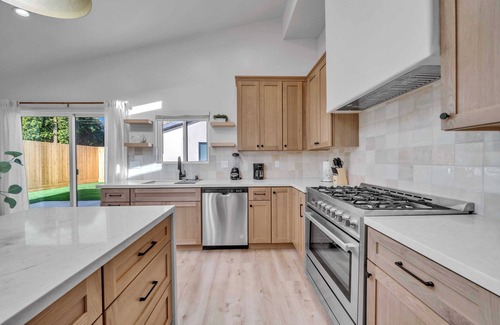 Van Nuys House | SFV Family Value! Garage Access｜Sprawling Yard｜Month-to-Month｜Pet Haven #42315