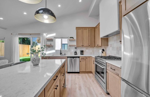 Van Nuys House | SFV Family Value! Garage Access｜Sprawling Yard｜Month-to-Month｜Pet Haven #42315