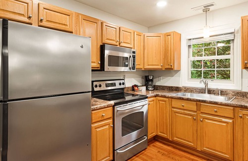 Asheville House | SGL-LVL | Hot Tub | Fireplace | EV Charger | Grill
