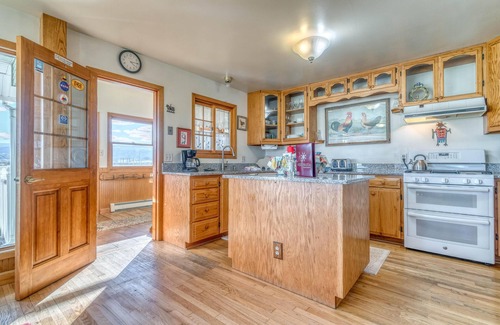 Fruita House | Shady Acres: Two Living Areas & Book Collection!