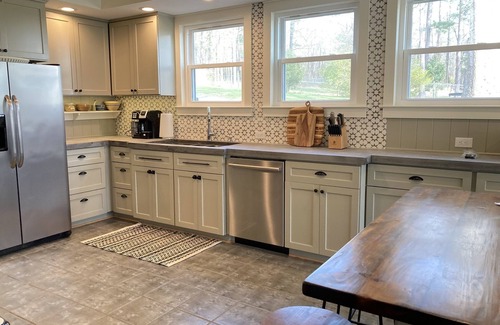 Little Kowaliga House | Shady Flat Fenced Yard, Pet-Friendly, Kayak, 3000 SF, 5 King BR's + Bunkroom