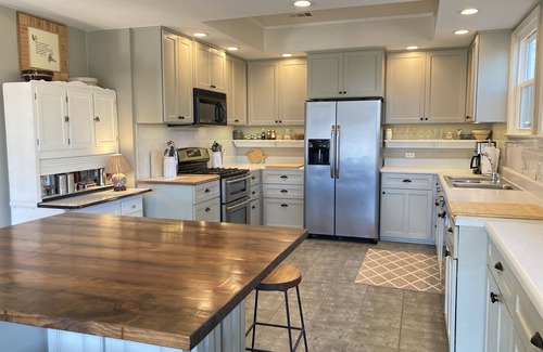 Little Kowaliga House | Shady Flat Fenced Yard, Pet-Friendly, Kayak, 3000 SF, 5 King BR's + Bunkroom